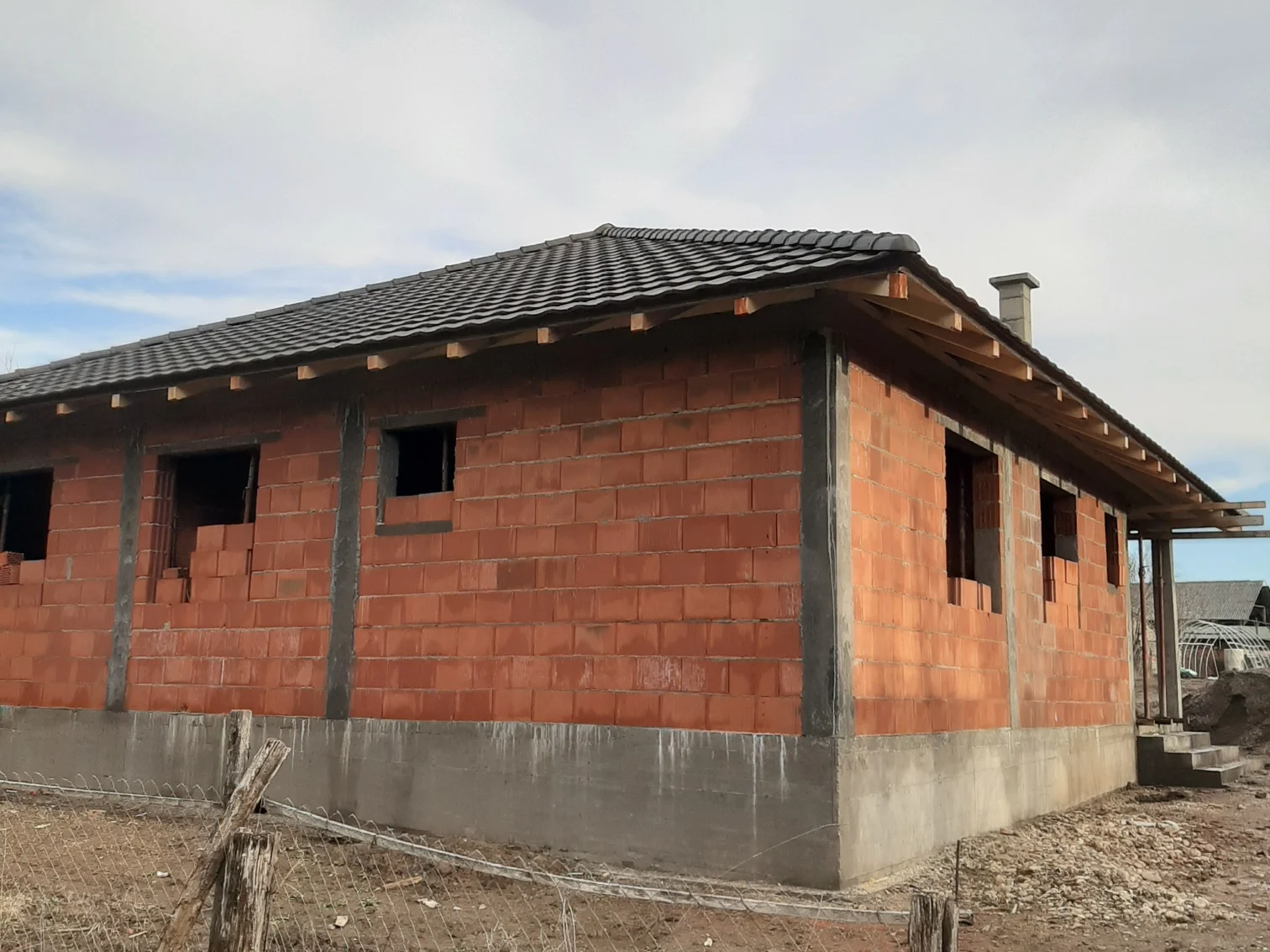 Moderna prizemna kuća (4 sobe, dnevni boravak, kupatilo, terasa)